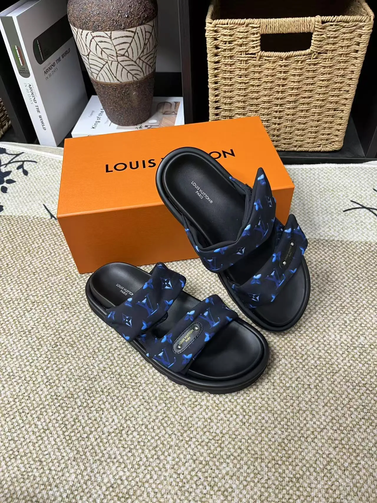 P340 yuan LV Louis Vuitton Full of high-end feel! A popular model among bloggers at home and abroad, it’s retro and fashionable, and looks stunning on your feet! Mainly recommended model on the official website★ ━━━━━ ЅᏇєєt ━━━━━ ▪️Upper: original calfskin ➕5D printing process ▪️Inner: imported mixed sheepskin ▪️Outsole: original molded foam outsole ▪️Size: Female 35-40 Men's 39-44 (women's 41 men's 45)